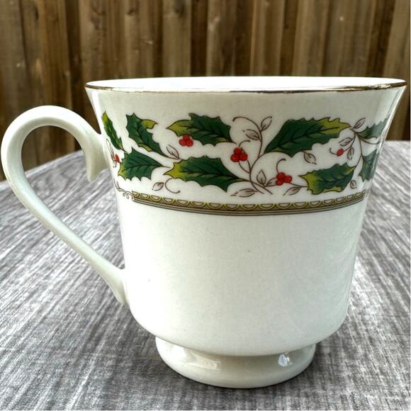 Royal Limited Home for the Holidays Holly Holiday Teacups Holly/Berries-Set of 3 - Picture 2 of 6